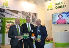 Rijk Zwaan heeft niet alleen een stand, maar het hele jaar door een Retail Center in Berlijn. Jan Doldersum met de nieuwe Snack Lettuce, Andreas Muller en David Perie.